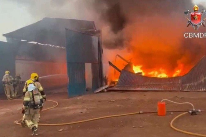 Bombeiros combatem incêndio de grandes proporções em galpões com pneus, em Ceilândia - (crédito: CBMDF/Divulgação) Bombeiros combatem incêndio de grandes proporções em galpões com pneus, em Ceilândia - (crédito: CBMDF/Divulgação)