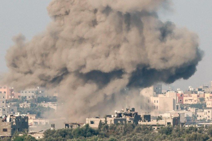 Fumaça cobre parte da Faixa de Gaza após ataque aéreo de Israel - (crédito: EPA-EFE/REX/Shutterstock) Fumaça cobre parte da Faixa de Gaza após ataque aéreo de Israel - (crédito: EPA-EFE/REX/Shutterstock)