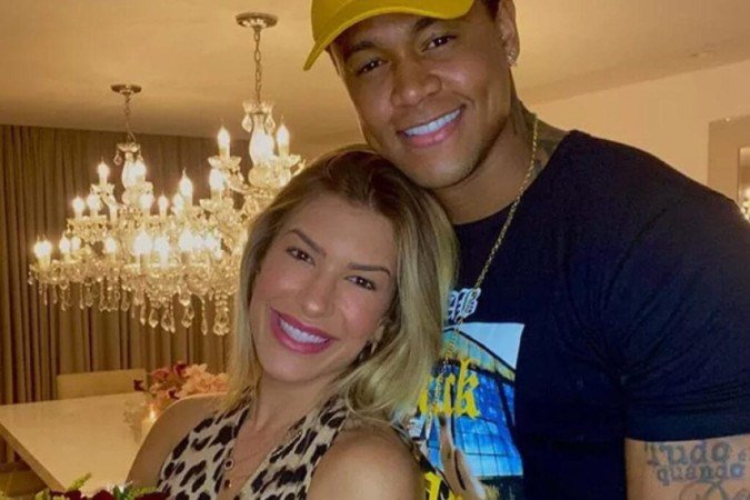 O casal compartilhou os detalhes do ocorrido em suas redes sociais, exibindo os danos causados ao veículo, que incluíram vidros quebrados, além de pertences roubados - (crédito: Reprodução/ Instagram) O casal compartilhou os detalhes do ocorrido em suas redes sociais, exibindo os danos causados ao veículo, que incluíram vidros quebrados, além de pertences roubados - (crédito: Reprodução/ Instagram)