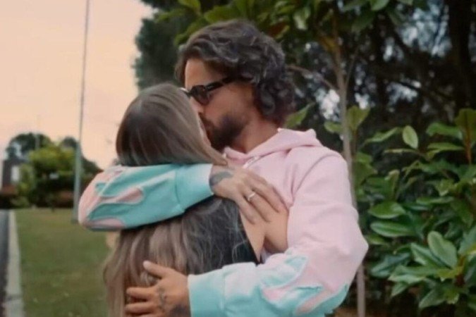 O vídeo mostrava imagens do casal em momentos românticos e, em determinado momento, Maluma surge colocando a mão na barriga da namorada. Na sequência, registros mostram os dois fazendo uma ultra e confirmando a gravidez. -  (crédito: Reprodução/Instagram)