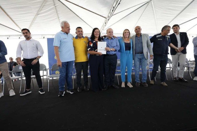 Moradora de Sobradinho 2, Andrea de Oliveira, 53, recebe a escritura de habitação de Ibaneis - (crédito: Renato Alves/Agência Brasília) Moradora de Sobradinho 2, Andrea de Oliveira, 53, recebe a escritura de habitação de Ibaneis - (crédito: Renato Alves/Agência Brasília)