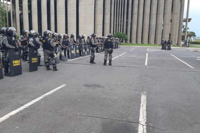 FN diante do Ministério da Justiça, em 8/1. Dino foi acusado de omissão por não mandá-la contra os vândalos - (crédito: Evandro Éboli/CB/D.A Press) FN diante do Ministério da Justiça, em 8/1. Dino foi acusado de omissão por não mandá-la contra os vândalos - (crédito: Evandro Éboli/CB/D.A Press)