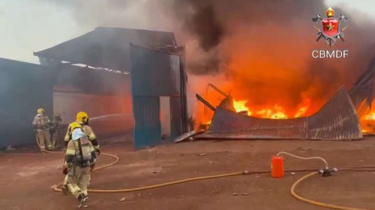 Bombeiros combatem incêndio de grandes proporções em galpões com pneus, em Ceilândia