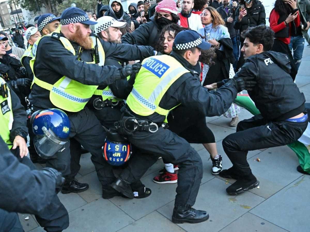 Policiais fazem uma prisão em Trafalgar Square após uma Marcha pela Palestina, parte de uma manifestação nacional pró-Palestina, em Londres