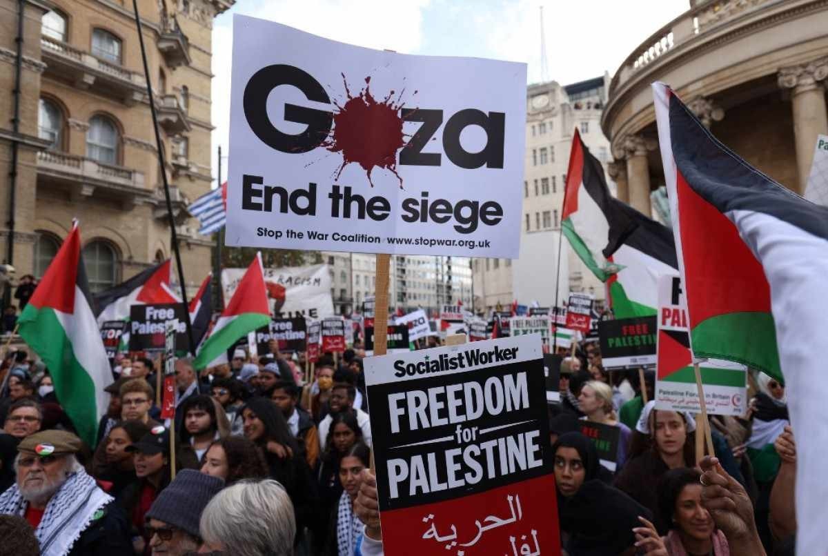 Pessoas se reúnem com cartazes para participar de uma Marcha pela Palestina, parte de uma manifestação nacional pró-Palestina, em Londres