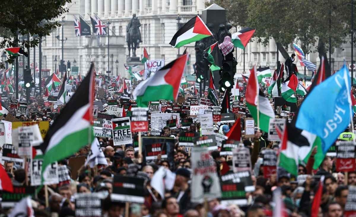 As pessoas participam numa Marcha pela Palestina, em Londres, em 21 de outubro de 2023, para 