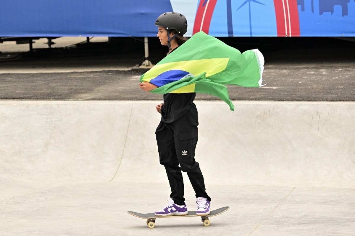 A brasileira Rayssa Leal comemora a vitória na final do skate street feminino dos Jogos Pan-Americanos Santiago 2023, na Esplanada Esportiva Urbana do Parque Esportivo do Estádio Nacional de Santiago, no dia 21 de outubro de 2023. 