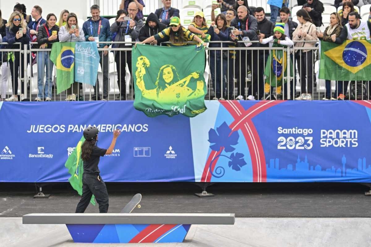 A brasileira Rayssa Leal (E) comemora com a torcida a vitória na final do skate street feminino dos Jogos Pan-Americanos Santiago 2023, na Esplanada Esportiva Urbana do Estádio Parque Esportivo Nacional, em Santiago, no dia 21 de outubro de 2023. 