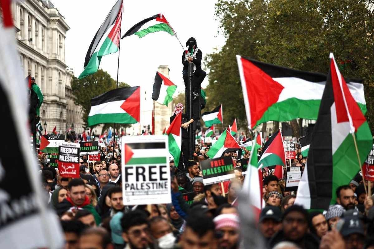 As pessoas participam numa Marcha pela Palestina, em Londres, em 21 de outubro de 2023, para 