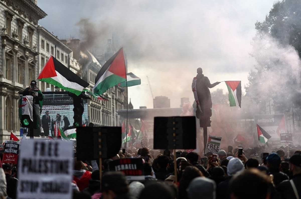 As pessoas participam numa Marcha pela Palestina, em Londres, em 21 de outubro de 2023, para 