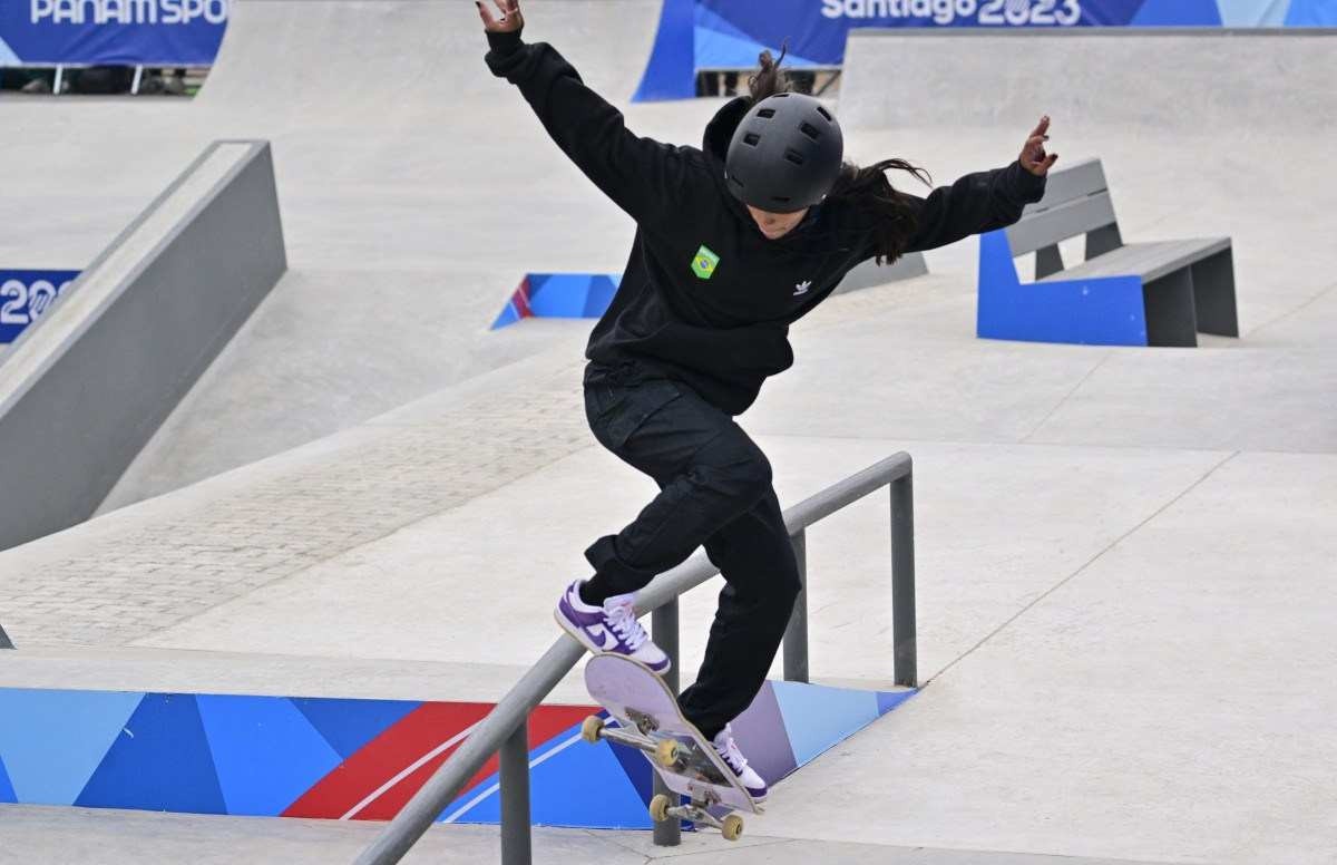 A brasileira Rayssa Leal disputa a final do skate street feminino dos Jogos Pan-Americanos Santiago 2023, na Esplanada Esportiva Urbana do Parque Esportivo do Estádio Nacional de Santiago, no dia 21 de outubro de 2023.        
