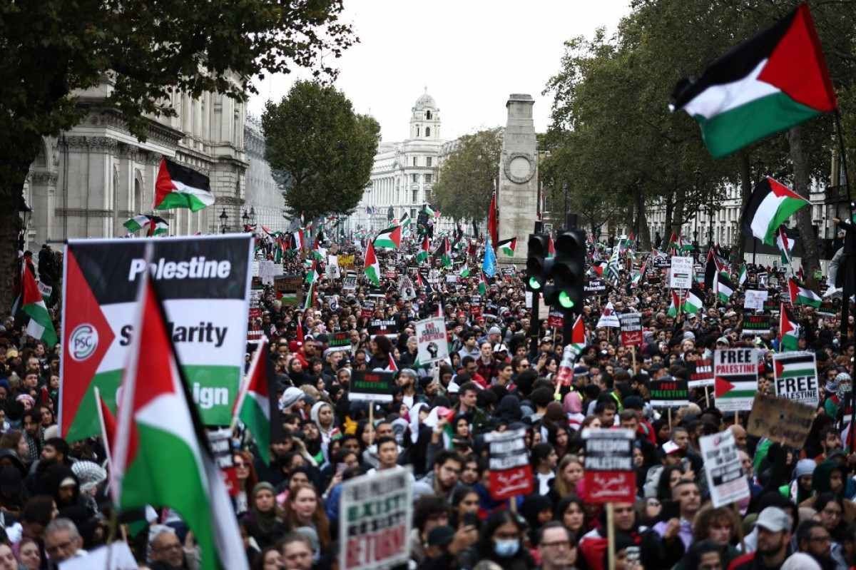 100 mil pessoas participam de ato em apoio aos palestinos em Londres