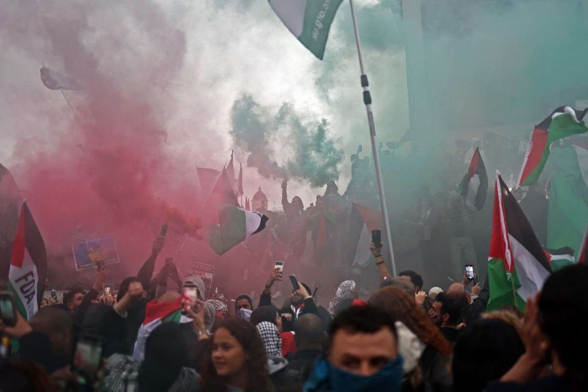 As pessoas participam numa Marcha pela Palestina, em Londres, em 21 de outubro de 2023, para 