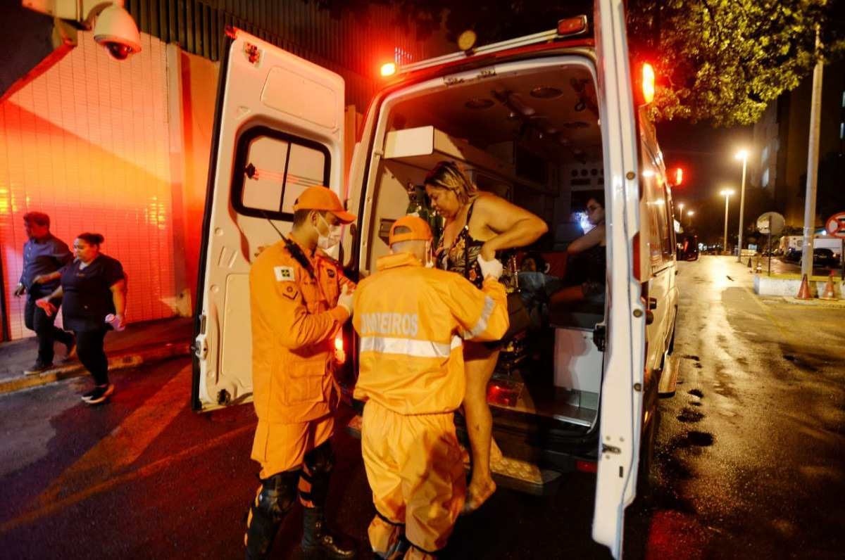  Cinco pessoas morreram em um grave acidente de ônibus de viagem no final da tarde deste sábado (21/10), na BR 070, altura da Ceilândia. Na foto, vítimas chegando ao Hospital de Base.