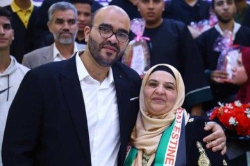 Huda AlAssar e o filho Mohamed AlAssar que é engenheiro civil e tem 32 anos. -  (crédito: Arquivo Pessoal)