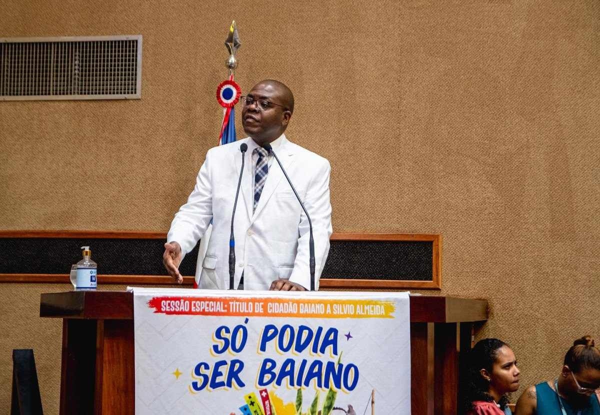 Silvio Almeida ganha título de cidadão baiano e promete 