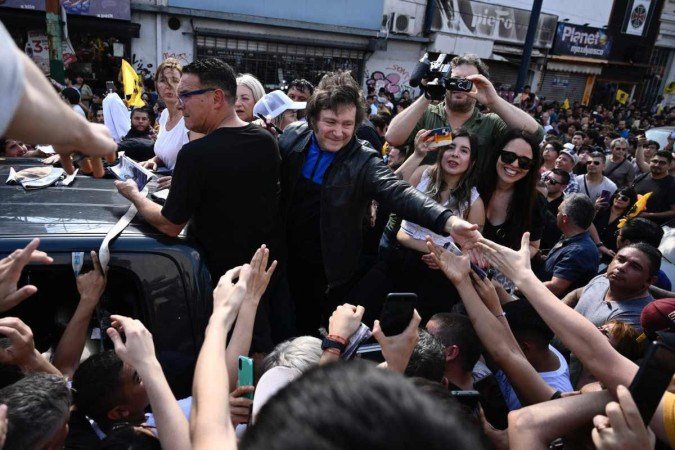 Segundo a Justiça Eleitoral argentina, Milei gastou 180 milhões de pesos (R$ 2,6 milhões no câmbio oficial). - (crédito: AFP) Segundo a Justiça Eleitoral argentina, Milei gastou 180 milhões de pesos (R$ 2,6 milhões no câmbio oficial). - (crédito: AFP)