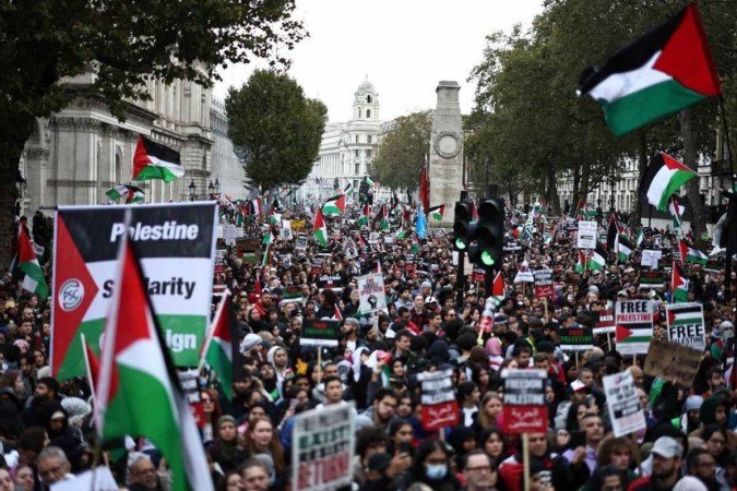 As pessoas participam numa 'Marcha pela Palestina', em Londres, em 21 de outubro de 2023, para As pessoas participam numa 'Marcha pela Palestina', em Londres, em 21 de outubro de 2023, para