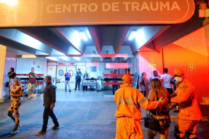  Cinco pessoas morreram em um grave acidente de ônibus de viagem no final da tarde deste sábado (21/10), na BR 070, altura da Ceilândia. Na foto, vítimas chegando ao Hospital de Base.
