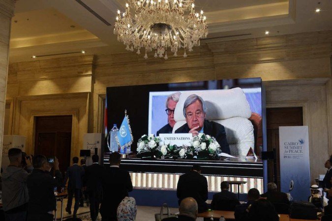 Secretário-Geral das Nações Unidas, Antonio Guterres, participou da Cúpula Internacional da Paz organizada pelo presidente egípcio no Cairo - (crédito: KHALED DESOUKI / AFP) Secretário-Geral das Nações Unidas, Antonio Guterres, participou da Cúpula Internacional da Paz organizada pelo presidente egípcio no Cairo - (crédito: KHALED DESOUKI / AFP)