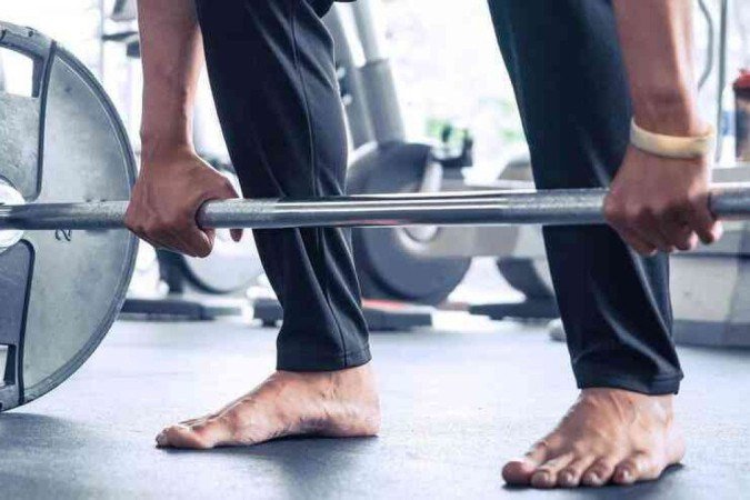 Treinar descalço: existem diversas pesquisas sobre o tema, e enquanto algumas defendem a escolha, outras alertam para o risco

 -  (crédito: Shutterstock/Divulgação)