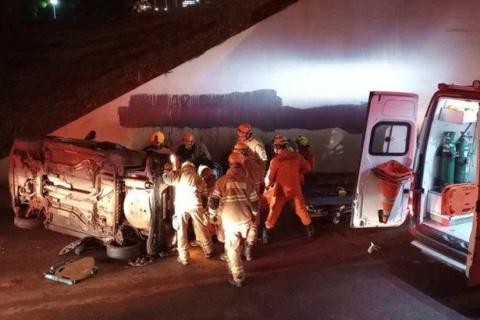 Colisão termina com veículo caindo de tesourinha na Asa Norte
- (crédito: CBMDF) Colisão termina com veículo caindo de tesourinha na Asa Norte
- (crédito: CBMDF)