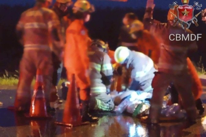 Socorristas realizam salvamento de vítimas após tombamento de ônibus na BR 070