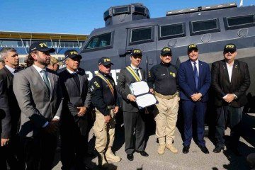 Cerimônia da PRF com um dos blindados sob suspeita ao fundo. Veículo teria fragilidades na proteção e uma série de inadequações -  (crédito:  Tom Costa/MJSP)