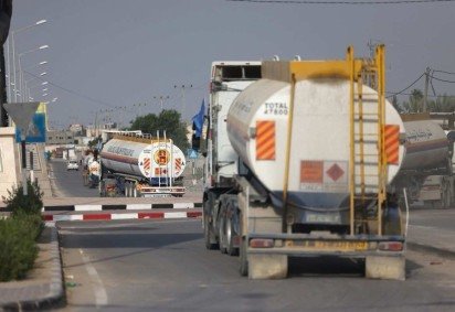 Caminhões transportando combustível entram na Faixa de Gaza através de Rafah, cruzando com o Egito em 22 de outubro de 2023             -  (crédito: MOHAMMED ABED / AFP) -Caminhões transportando combustível entram na Faixa de Gaza através de Rafah, cruzando com o Egito em 22 de outubro de 2023             -  (crédito: MOHAMMED ABED / AFP)