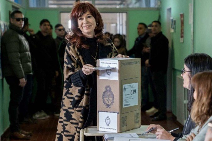 A vice-presidente argentina Cristina Fernandez de Kirchner votando em um posto de votação em Rio Gallegos, província de Santa Cruz, Argentina, durante a eleição presidencial, em 22 de outubro de 2023. - (crédito: Assessoria de Imprensa de CRISTINA FERNANDEZ DE KIRCHNER) A vice-presidente argentina Cristina Fernandez de Kirchner votando em um posto de votação em Rio Gallegos, província de Santa Cruz, Argentina, durante a eleição presidencial, em 22 de outubro de 2023. - (crédito: Assessoria de Imprensa de CRISTINA FERNANDEZ DE KIRCHNER)