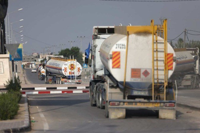Caminhões transportando combustível entram na Faixa de Gaza através de Rafah, cruzando com o Egito em 22 de outubro de 2023 - (crédito: MOHAMMED ABED / AFP) Caminhões transportando combustível entram na Faixa de Gaza através de Rafah, cruzando com o Egito em 22 de outubro de 2023 - (crédito: MOHAMMED ABED / AFP)