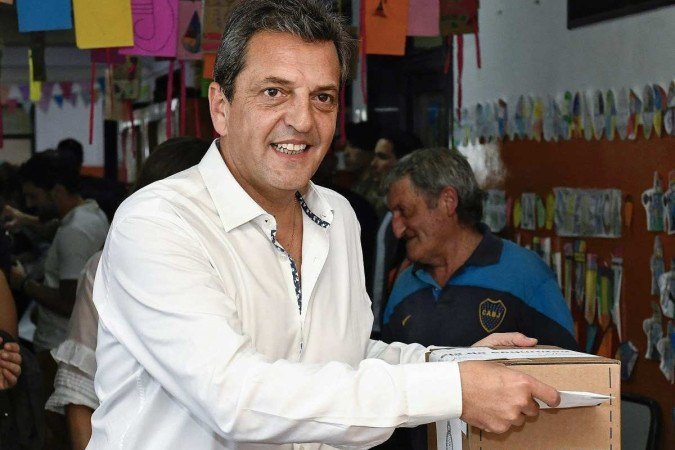  Handout picture released by the Argentine Economy Ministry showing Economy Minister and presidential candidate for the Union por la Patria party, Sergio Massa, casting his vote at the polling station in Tigre, Buenos Aires, during the presidential election on October 22, 2023. Argentines head to the polls gripped by anxiety and with one thing in mind: to escape an economic quagmire that has seen annual inflation hit almost 140 percent. (Photo by MAXIMILIANO VERNAZZA / Argentina's Economy Ministry / AFP) / RESTRICTED TO EDITORIAL USE - MANDATORY CREDIT 