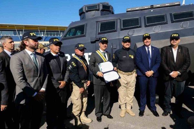 Cerimônia da PRF com um dos blindados sob suspeita ao fundo. Veículo teria fragilidades na proteção e uma série de inadequações -  (crédito:  Tom Costa/MJSP)