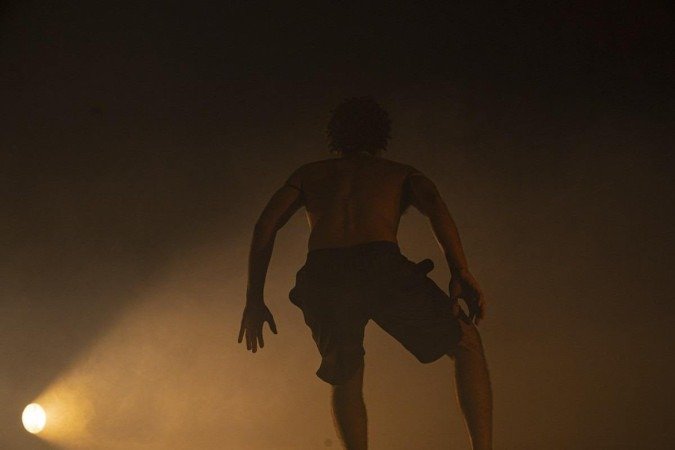 Clayton Nascimento em Macacos, espetáculo em cartaz no Cena Contemporânea 2023