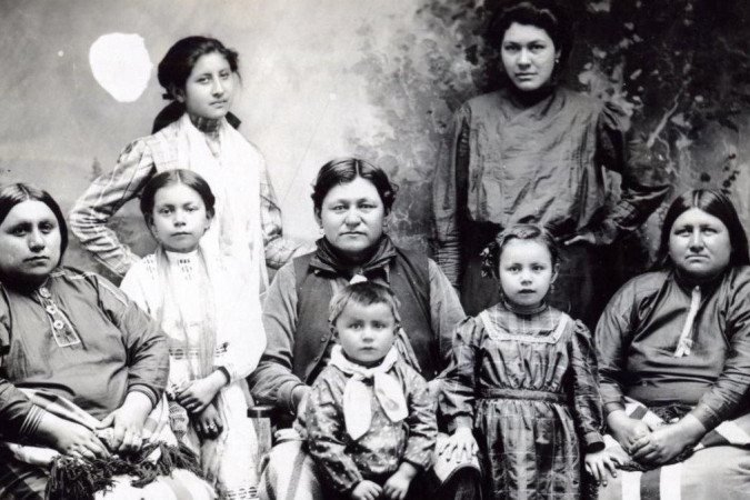 Mulheres e crianças da nação indígena Osage em foto dos anos 1920, quando a tribo era um dos povos mais ricos do mundo - (crédito: Oklahoma Historical Society) Mulheres e crianças da nação indígena Osage em foto dos anos 1920, quando a tribo era um dos povos mais ricos do mundo - (crédito: Oklahoma Historical Society)
