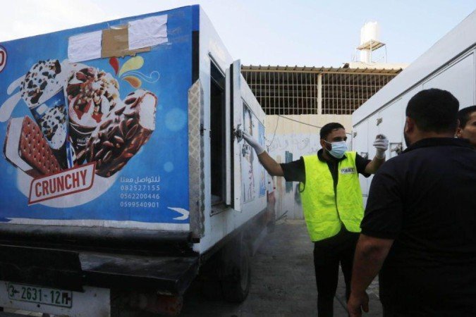Policial usa caminhão de sorvete para colocar corpos no Hospital dos Mártires de Al Aqsa, na Faixa de Gaza -  (crédito: Getty Images)