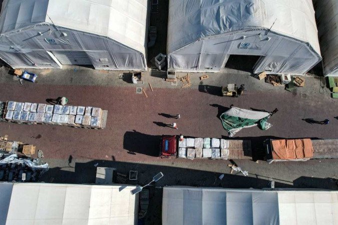 Esta vista aérea mostra caminhões de ajuda humanitária chegando do Egito depois de terem atravessado a fronteira de Rafah - (crédito: BELAL AL SABBAGH / AFP) Esta vista aérea mostra caminhões de ajuda humanitária chegando do Egito depois de terem atravessado a fronteira de Rafah - (crédito: BELAL AL SABBAGH / AFP)