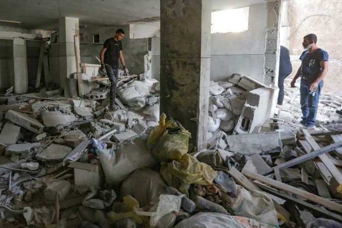 Pessoas verificam os danos dentro de um prédio na cidade ocupada de Jenin, na Cisjordânia - (crédito: AFP) Pessoas verificam os danos dentro de um prédio na cidade ocupada de Jenin, na Cisjordânia - (crédito: AFP)