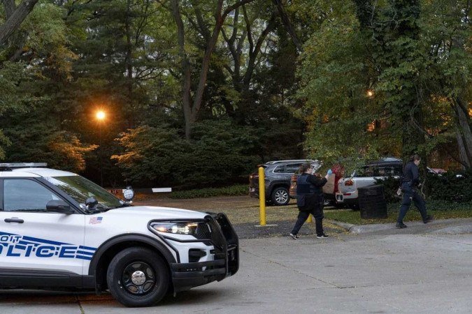 Policiais de Detroit trabalham perto do local onde a presidente da Sinagoga Isaac Agree Downtown, Samantha Woll, foi encontrada morta - (crédito: SARAH RICE / AFP) Policiais de Detroit trabalham perto do local onde a presidente da Sinagoga Isaac Agree Downtown, Samantha Woll, foi encontrada morta - (crédito: SARAH RICE / AFP)