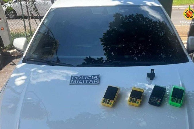 Aparelhos encontrados em posse de trio que aplicava golpes em caixas eletrônicos - (crédito: PMDF) Aparelhos encontrados em posse de trio que aplicava golpes em caixas eletrônicos - (crédito: PMDF)