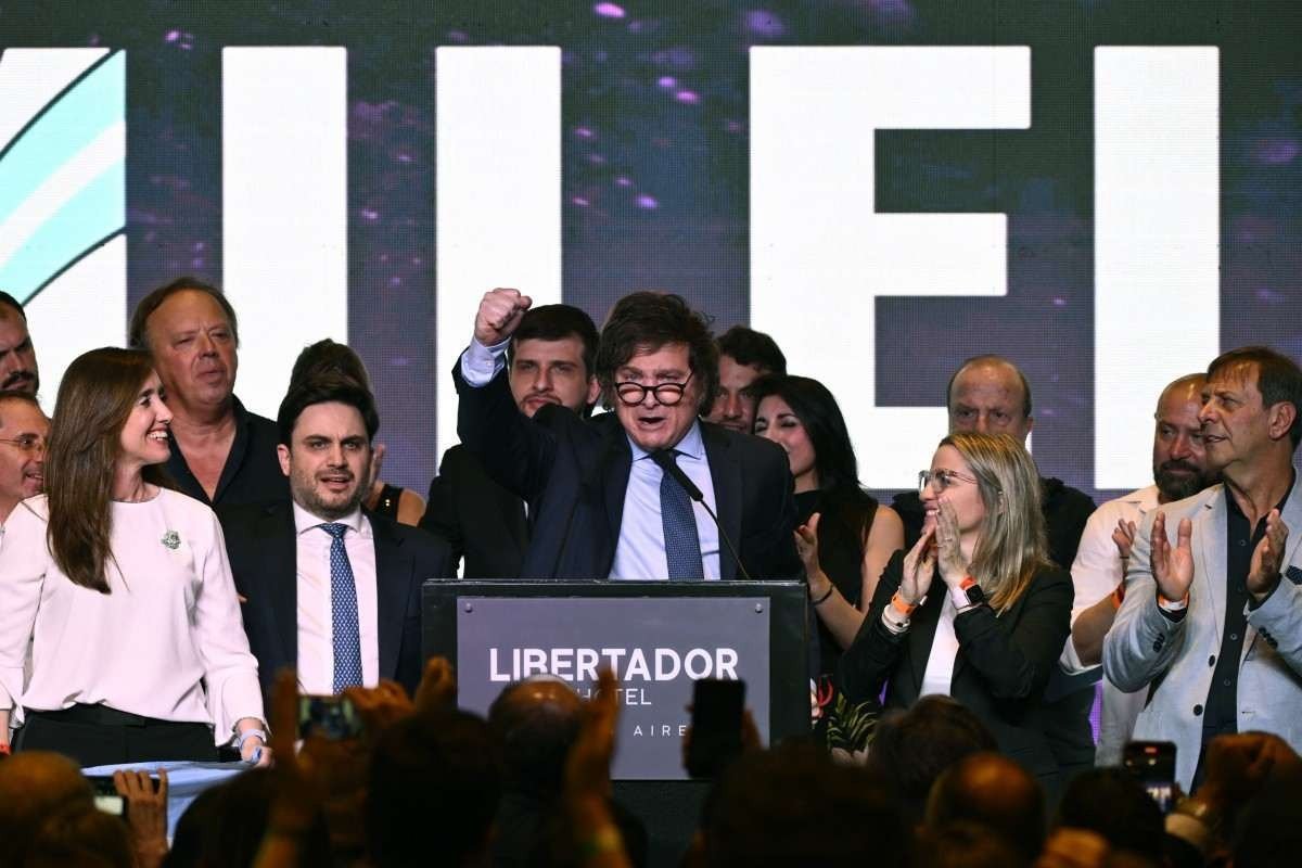 Javier Milei fala aos simpatizantes, no domingo, ap&oacute;s divulga&ccedil;&atilde;o dos resultados: falta de estrutura partid&aacute;ria compromete disputa