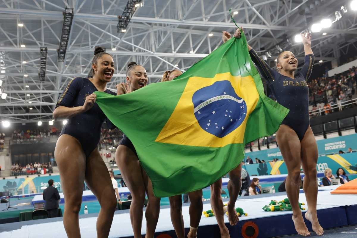 As brasileiras Carolyne Pedro, Flávia Saraiva, Jade Barbosa, Julia Soares e Rebeca Andrade comemoram a conquista da medalha de prata da final por equipes femininas de ginástica artística dos Jogos Pan-Americanos Santiago 2023 em 22 de outubro de 2023.