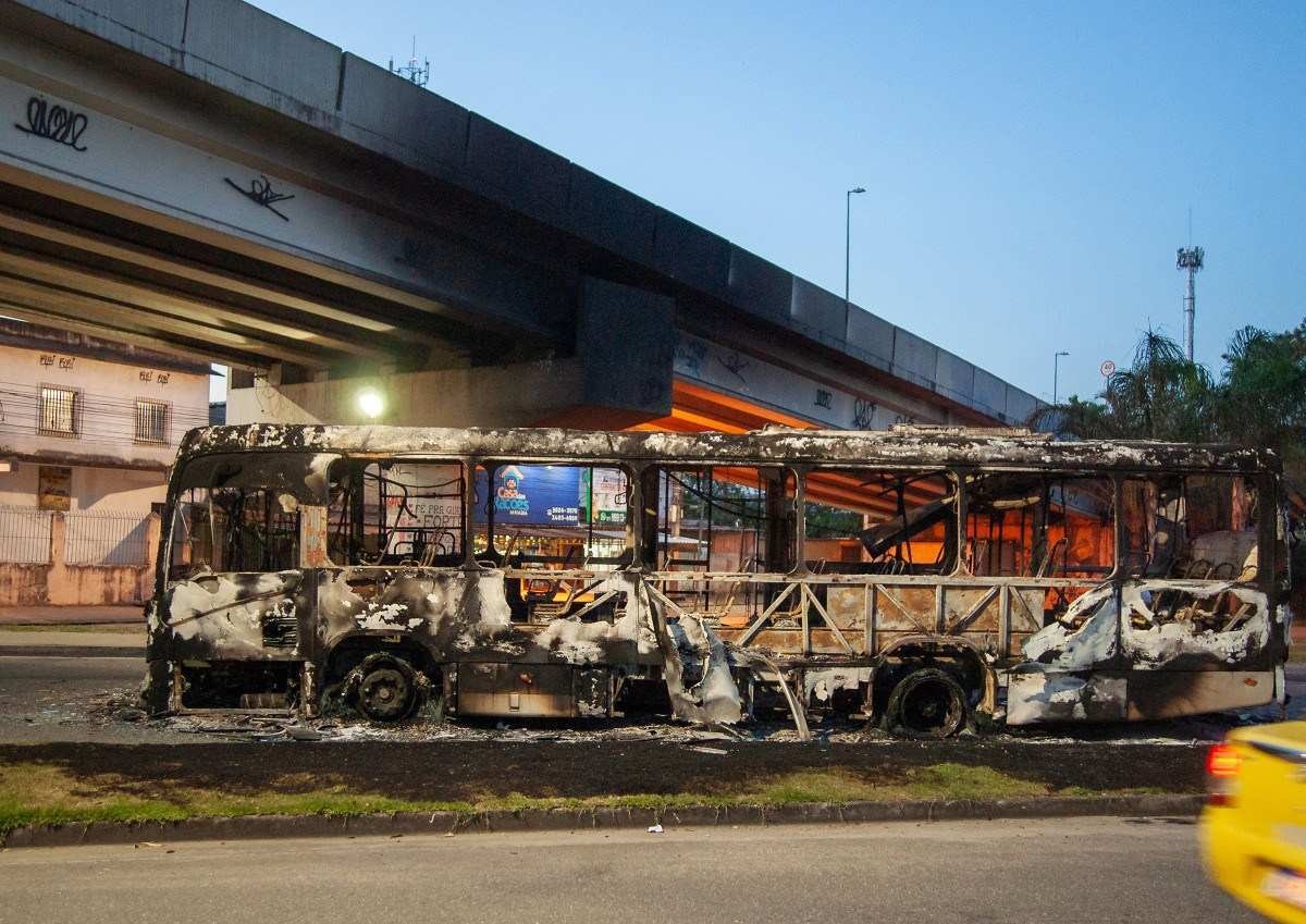 Rio vive dia de caos com terror de milícias; aulas estão suspensas nesta terça