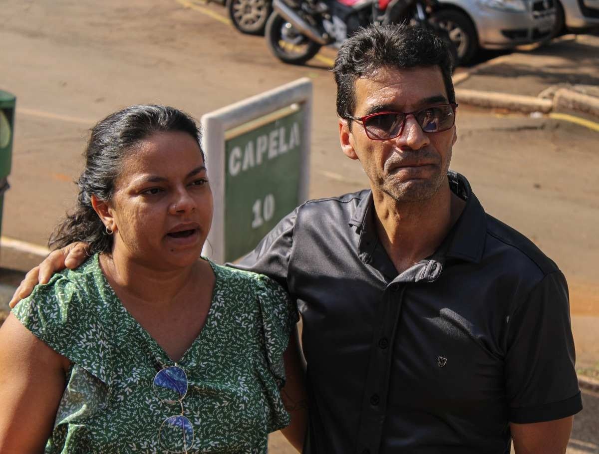  19/10/2023. Crédito: Kayo Magalhães/CB/D.A Press. Brasil.  Brasilia - DF. Cidades. Maria de Deus Fernandes Crateus, 64, vítima de acidente da BR-070  foi velada nesta segunda-feira(23/10). Na foto, Lourival Martins e Bárbara Crateus.