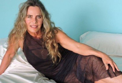 A atriz Bruna Lombardi, belíssima aos 71 anos, está sempre 'causando' nas redes sociais. Um post recente bombou. Ela usou um vestido com transparência e escreveu: 'O corpo é natural da cama'.O FLIPAR mostrou e republica para quem não viu  -  (crédito: Reprodução Instagram)
