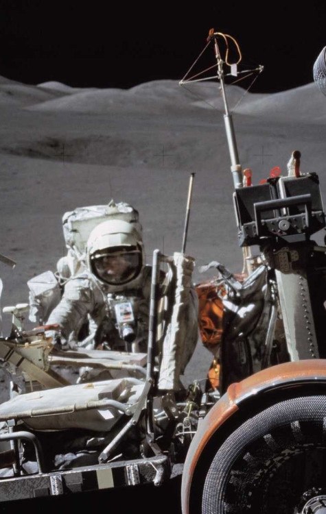 O astronauta Harrison H. Schmitt, piloto do módulo lunar, trabalha perto do Lunar Roving Vehicle (LRV) em uma das atividades da Apollo 17
