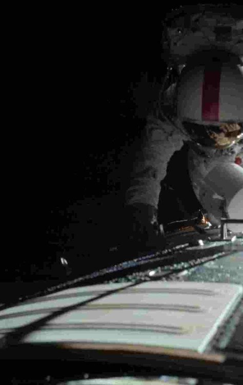 O astronauta Ronald E. Evans é fotografado realizando atividade extraveicular durante a costa transterrestre da espaçonave Apollo 17