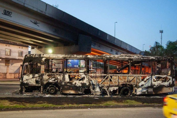 Ônibus incendiado no Recreio dos Bandeirantes, Zona Oeste do Rio: reação após a morte de Ônibus incendiado no Recreio dos Bandeirantes, Zona Oeste do Rio: reação após a morte de
