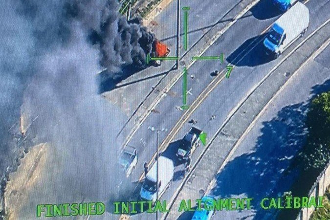 Câmera de segurança da Polícia Militar do Rio mostra um dos ônibus incendiados na zona oeste da cidade nesta segunda - (crédito: PMRJ) Câmera de segurança da Polícia Militar do Rio mostra um dos ônibus incendiados na zona oeste da cidade nesta segunda - (crédito: PMRJ)