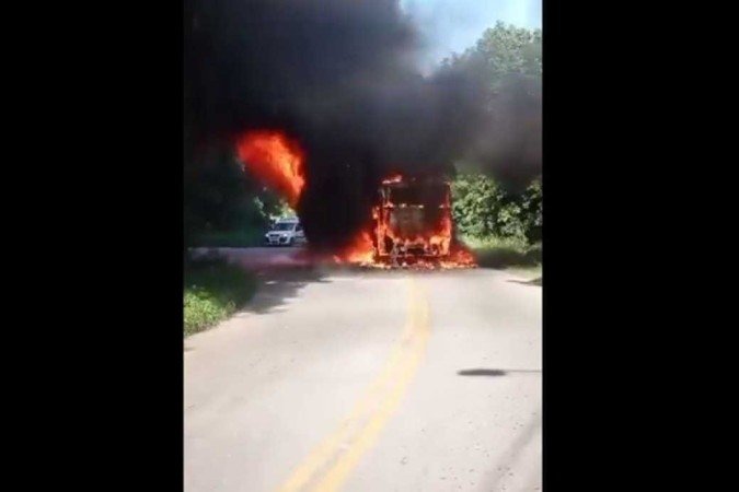 Imagens de um ônibus incendiado no Rio de Janeiro - (crédito: Reprodução/Twitter/X/@primacial (23/10/2023)) Imagens de um ônibus incendiado no Rio de Janeiro - (crédito: Reprodução/Twitter/X/@primacial (23/10/2023))